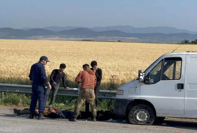 58 нелегални мигранти бяха открити тази сутрин в микробус на АМ Тракия Бусът