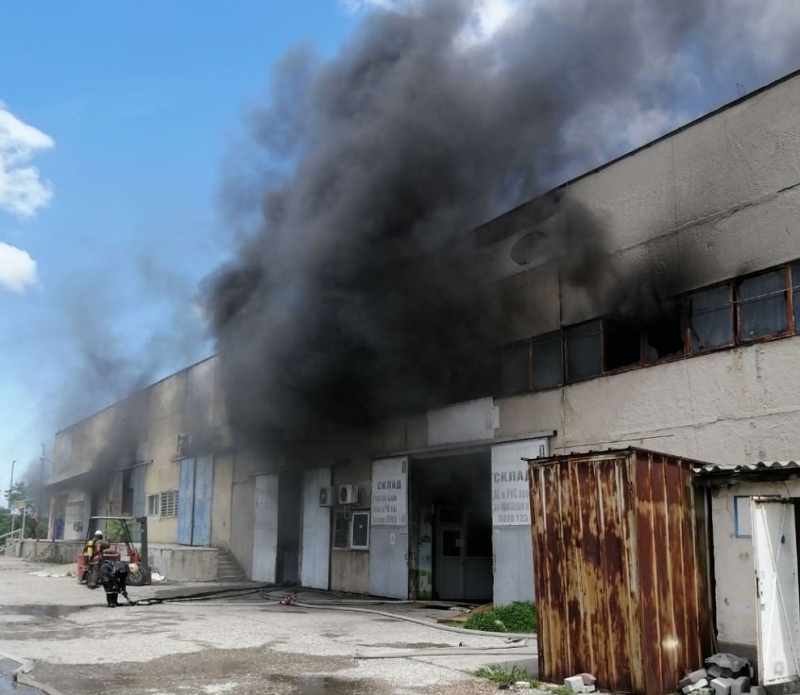 Пожар унищожи покрива на склад във Видинско съобщиха от МВР