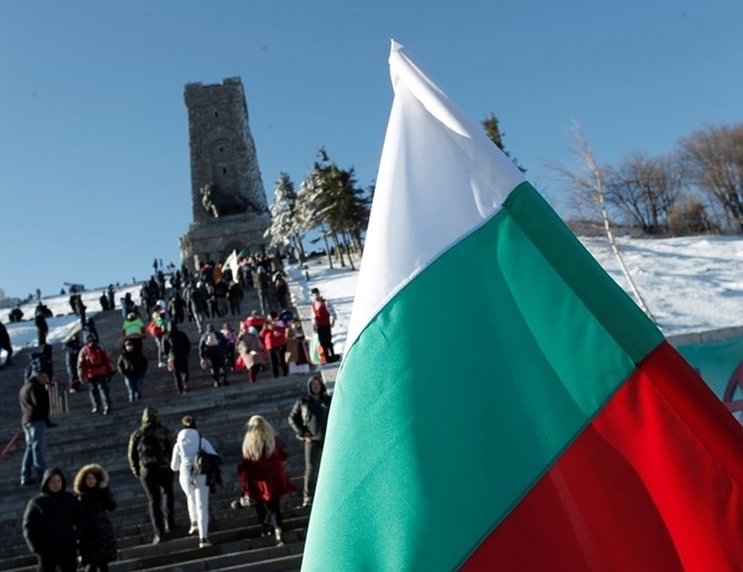 Хиляди българи от двете страни на Балкана изкачиха тази сутрин
