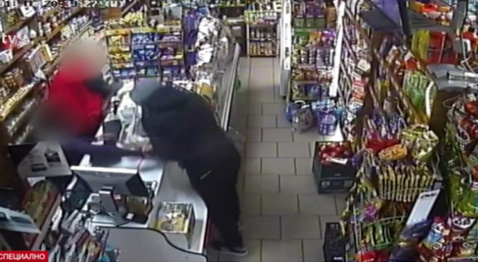 Камери заснеха въоръжен грабеж на хранителен магазин във Варна На