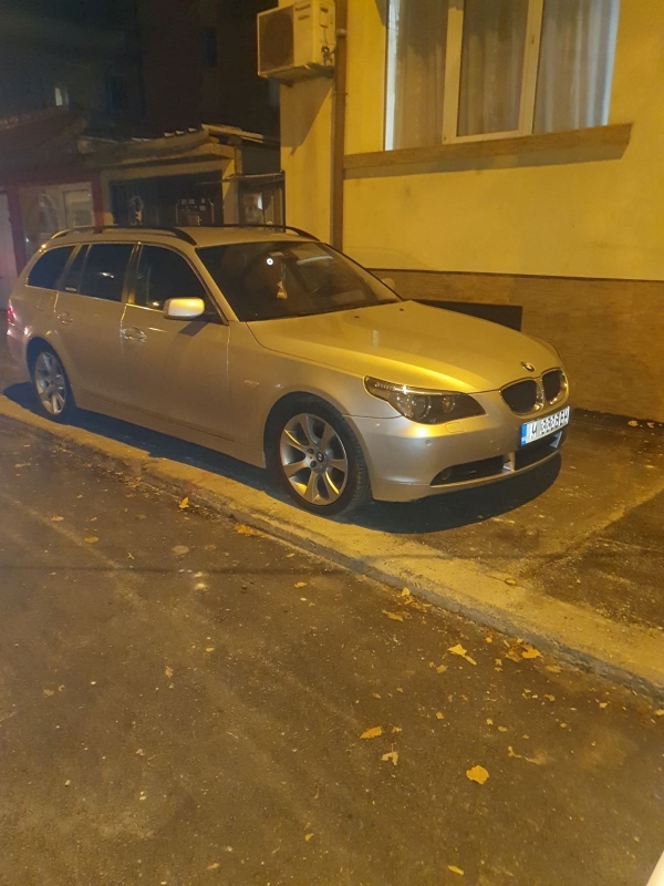 Тарикат паркира БМВ то си върху чисто нов тротоар в центъра