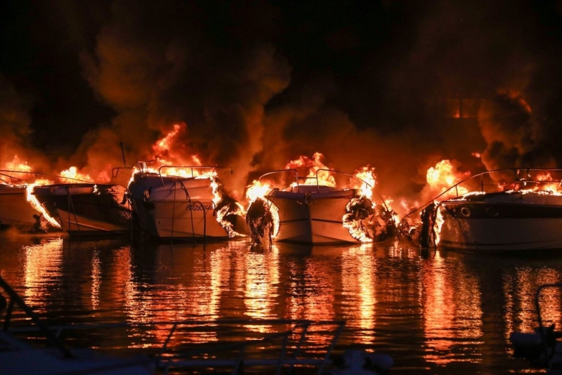 Около 15 яхти са изгорели в голям пожар, който избухна