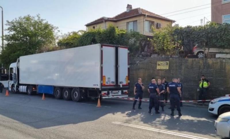 Заловиха ТИР с мигранти на единия от входовете на Бургас Около