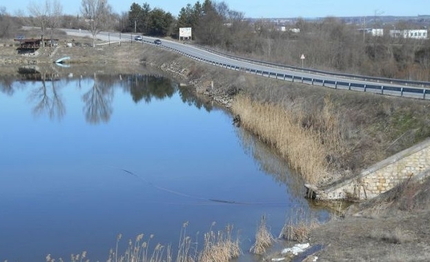 Микроязовирът Бялата чешма който се намира на близо 500 метра