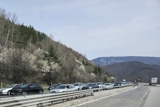 Внимание, шофьори! Аварирал ТИР затапи тунел „Витиня“ в посока София