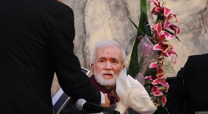 Поклонението пред тленните останки на поета Любомир Левчев ще се