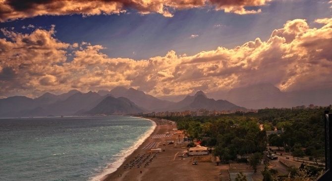 Плажовете в курорта Анталия включително известният плаж Коняалтъ останаха празни