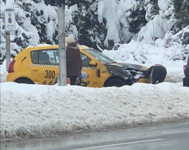Таксиметрова кола е пламнала в движение на улица във Враца