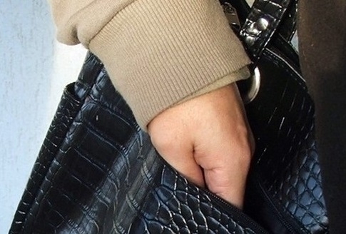 Възрастна жена е била обрана в района на пазара в