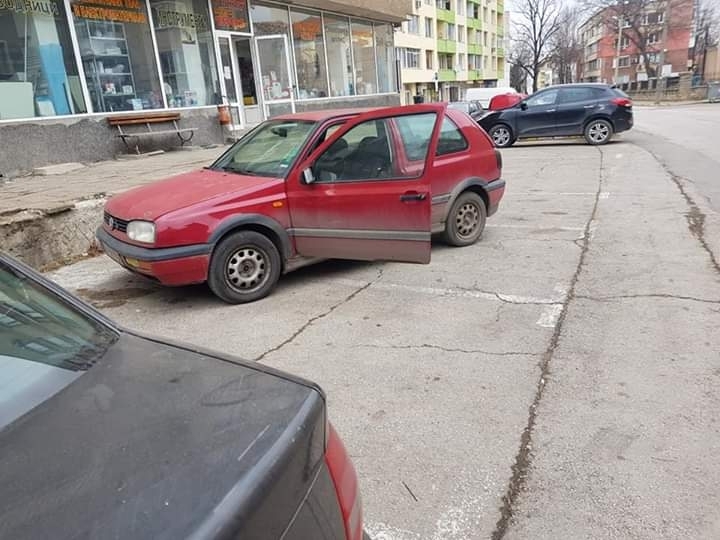 Безобразното паркиране в града под Околчица не спира да изумява
