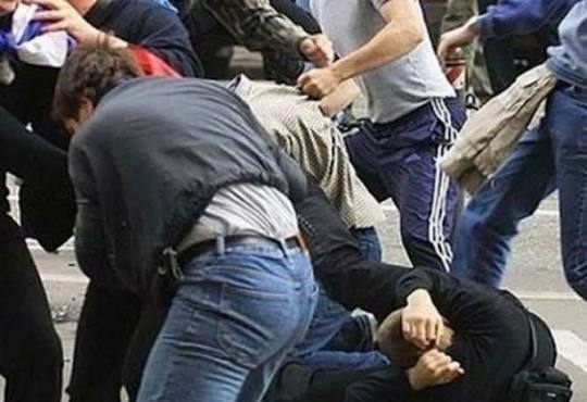 Екшън в Лом! Мъж смля от бой своя опонент след спор, прати го в болница