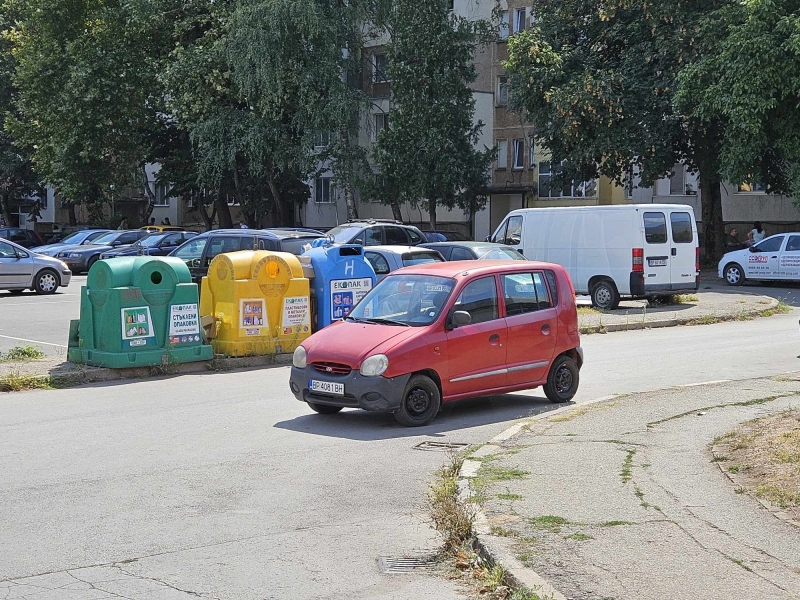 Арабин в пустиня! Вижте новия претендент за титлата „Най-некадърно паркиране“ във Враца /снимка/