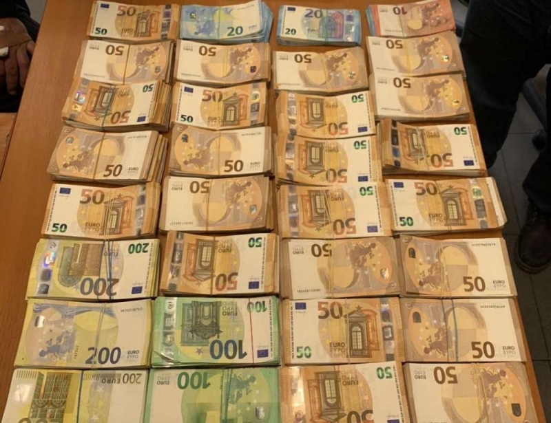 Митническите служители от Митница Бургас откриха недекларирана валута с левовата