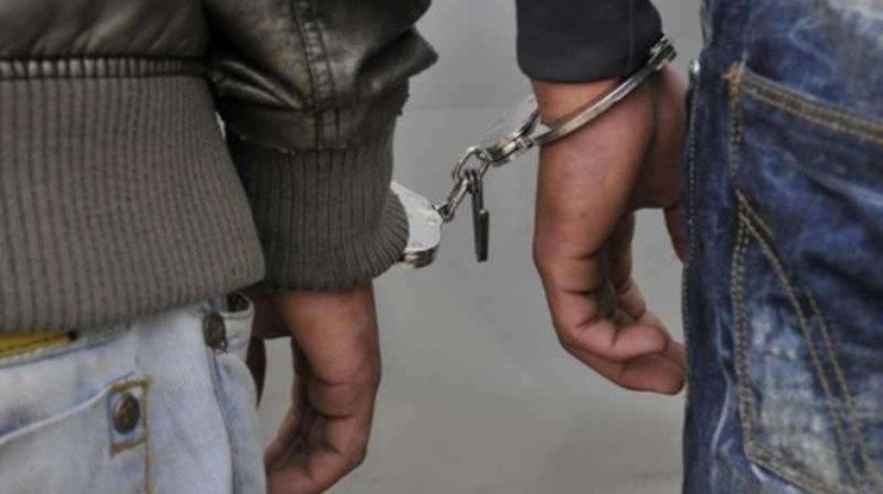 Полицаи задържаха двама престъпници влезли със сила в чужд дом