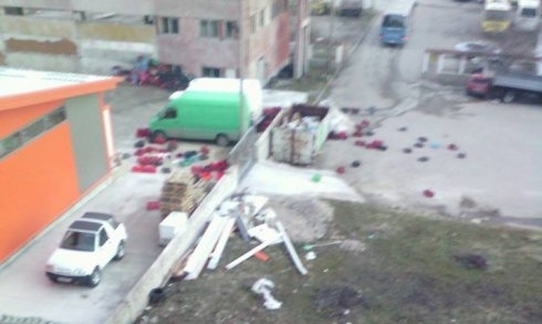 Силният вятър остави без електричество част от селищата в Карловска