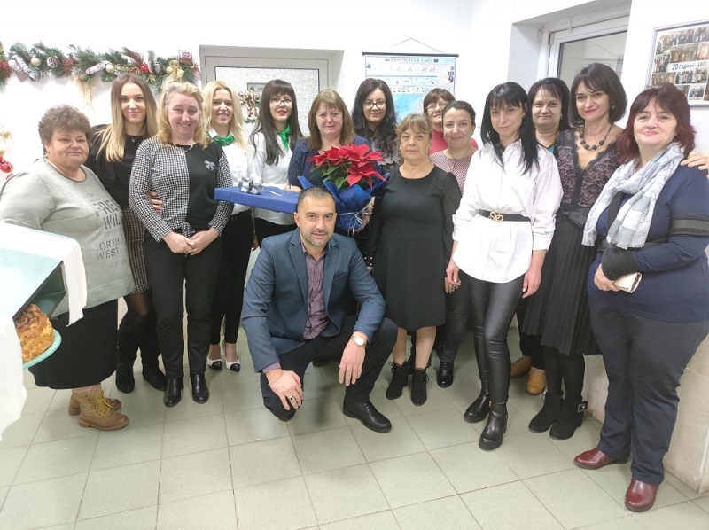 На 2 декември през 2002 година отваря врата центърът за