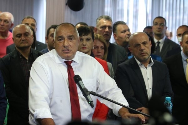 Упорството с което управляващата коалиция се е вкопчила във властта