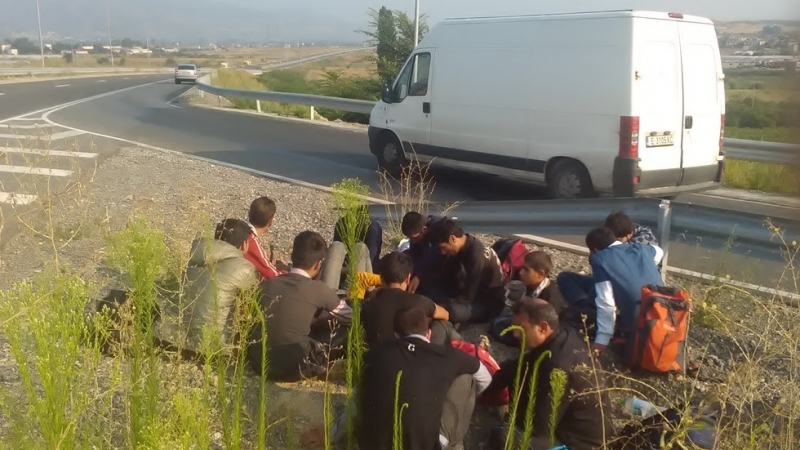 23 годишният служител на СДВР засечен да превозва 31 мигранти на