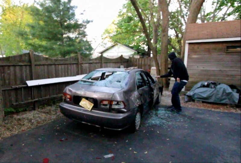 Група мъжаги пребили брутално младо семейство от Вършец и потрошили