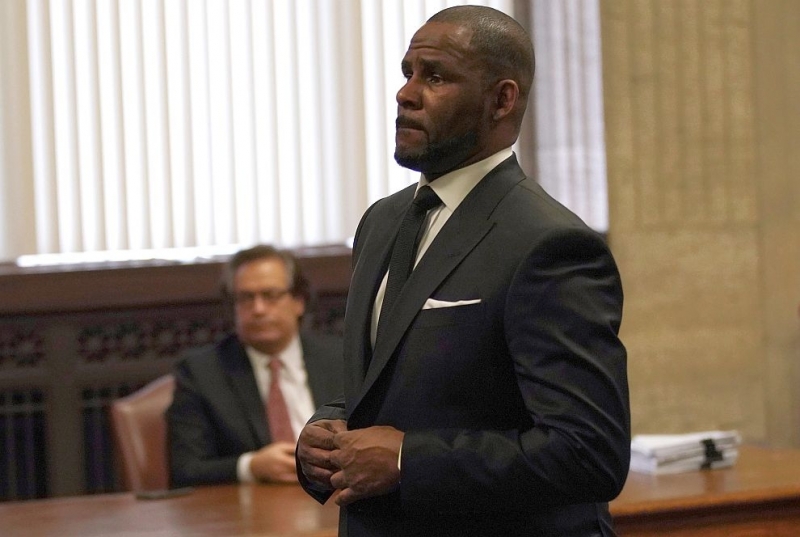 Музикантът Ар Кели пледира невинен по обновени обвинения срещу него в Чикаго които включват сексуални