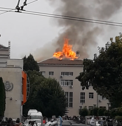 Голям пожар гори в Медицинския университет в Плевен, научи агенция