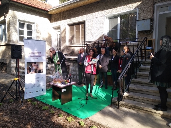 С тържествен водосвет отслужен от отец Емил в Монтана откриха