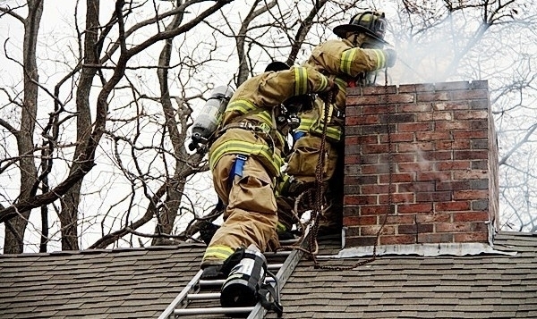 Огнеборци накрак заради пламнал комин на къща във Видин съобщиха