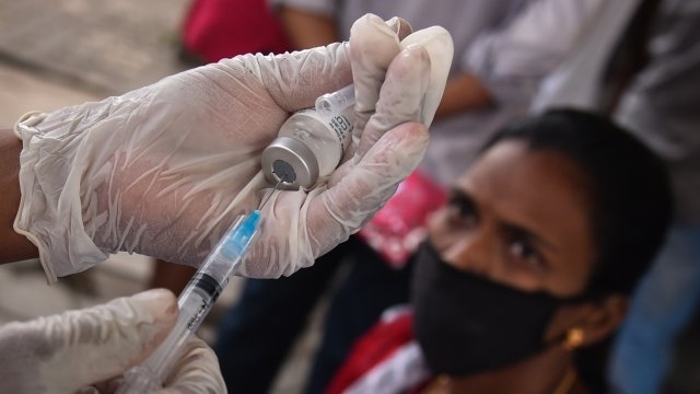 Индия вчера започна да предлага подсилваща доза на ваксината срещу