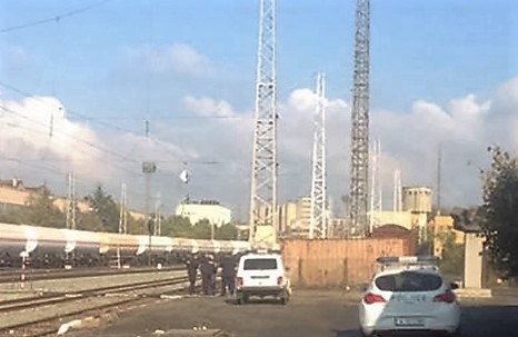 Младо момиче се хвърли на релсите пред товарен влак на