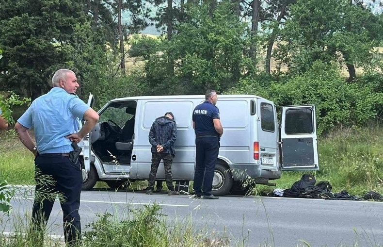 Полицата във Враца залови 37 бежанци натъпкани във видински бус