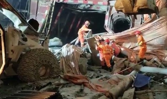Строящ се пътен тунел рухна и затрупа хора в Югозападен