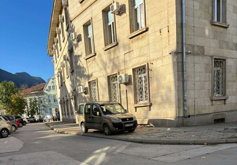 Скандално паркиране до съда във Враца: Вижте как неизвестен служител на Темида погази закона /снимки/