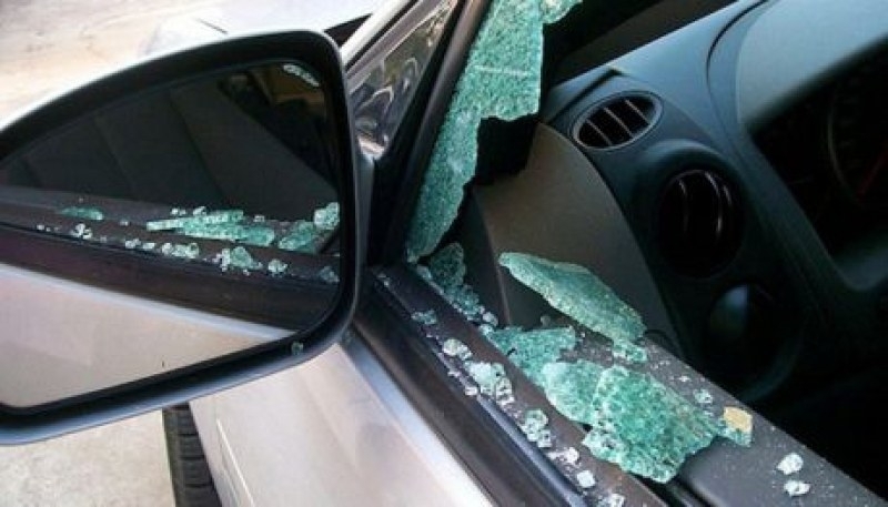 Тийнейждър е счупил прозорец на кола на италианец във Вършец