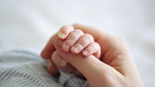 Жена в медикаментозна кома с COVID-19 е родила близнаци в