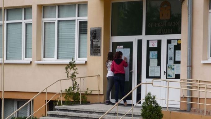 Приемът на документи за постъпване на ученици в първи клас
