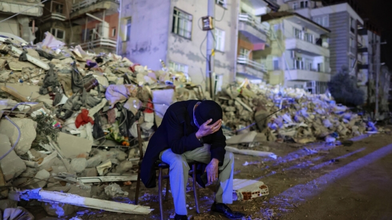 Най малко 6 души загинаха и близо 300 бяха ранени при