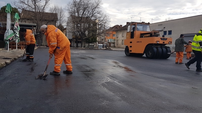 Приключи асфалтирането на паркинга зад хотел Родина в Мездра Ремонтните