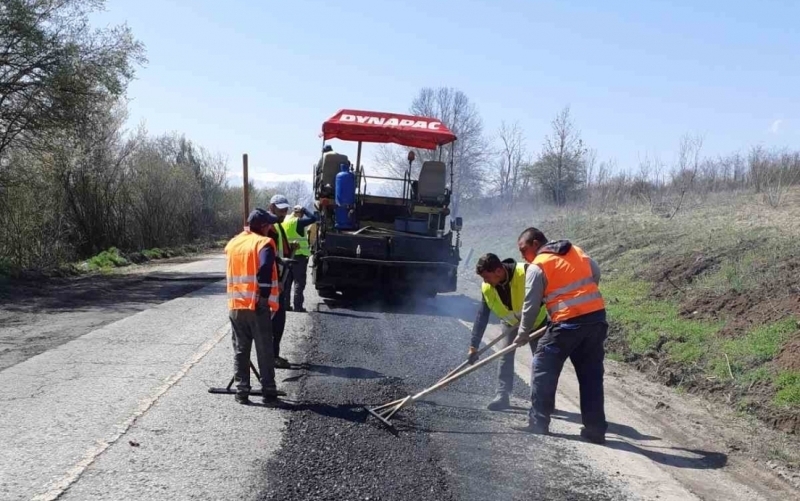 Напредва основният ремонт на 7 71 км от път II 81 Берковица