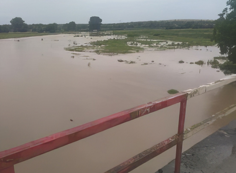 От последните минути! Приливна вълна тръгна от язовир „Огоста“, евакуират хората в Михайлово и Хайредин /снимки/