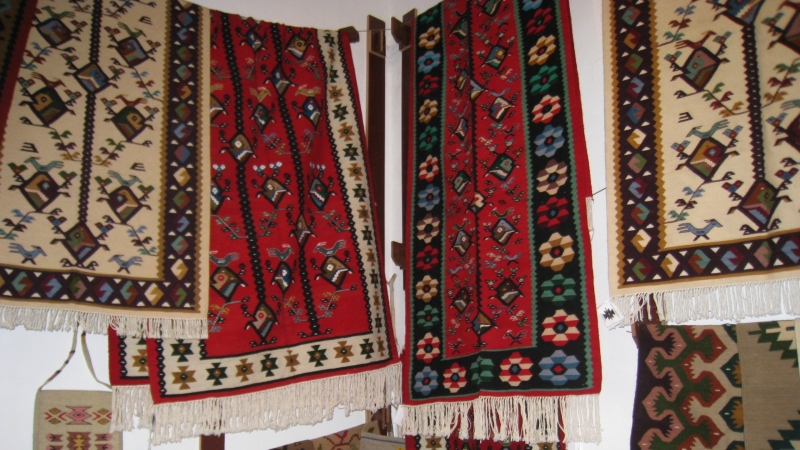 Няколко жени пазят жив един вековен занаят – килимарството Ръцете