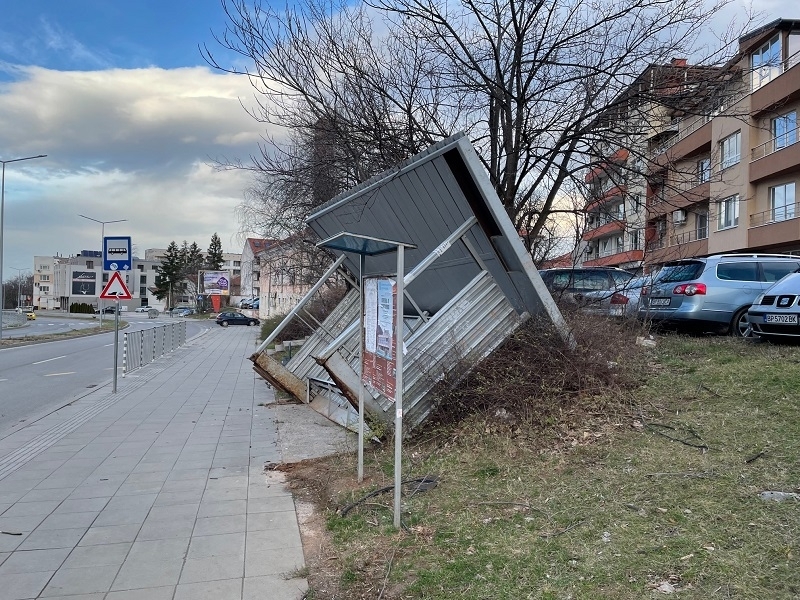 Екипите на местната администрация остойностиха всички щети от ураганния вятър