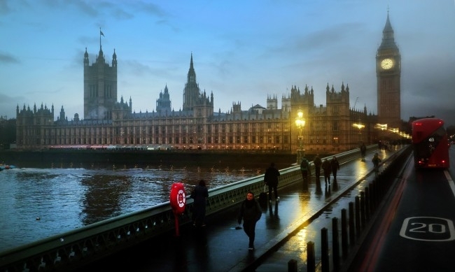 Девет души включително две деца и трима полицаи са били