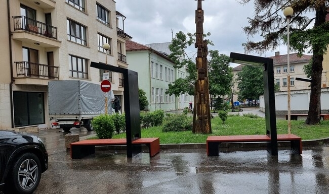 Враца вече има модерни соларни пейки Те са разположени пред