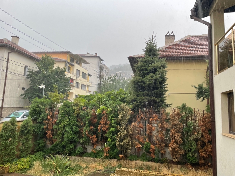 След като 4 дни синоптиците предупреждаваха за обилни валежи над