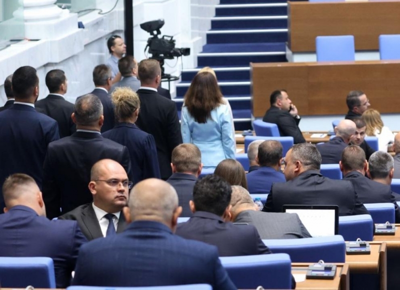 НС отхвърли предложението за референдум за запазване на лева, „Възраждане“ напуснаха залата