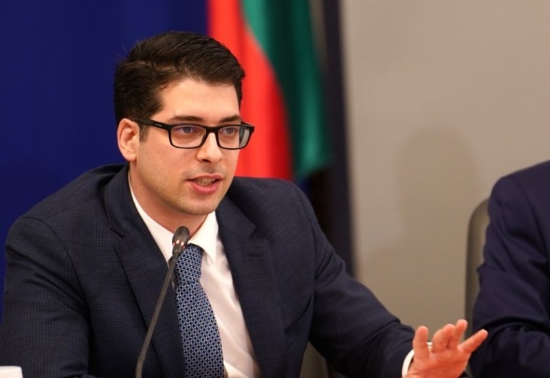 Отстраняването на шефовете на НАП и Агенция Митници и смяната