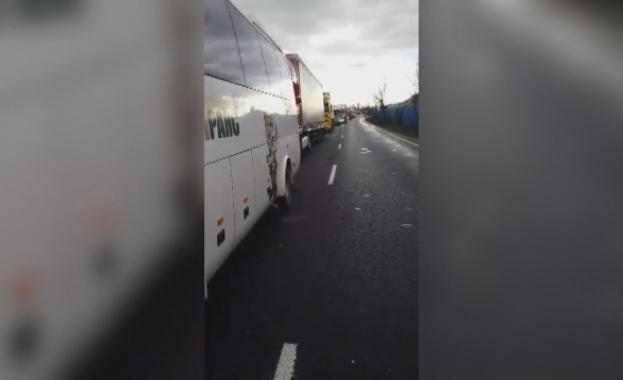Обърнал се камион в Кресненското дефиле предизвика километрична опашка по