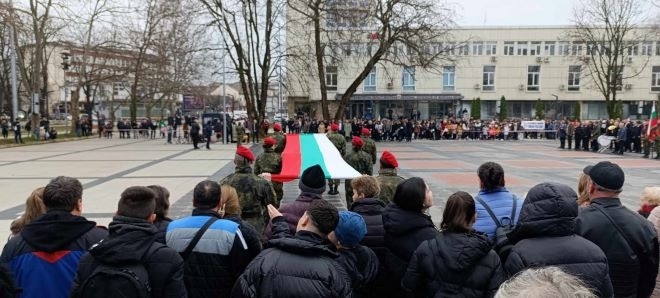 С митинг на централния площад Жеравица издигане на националното знаме