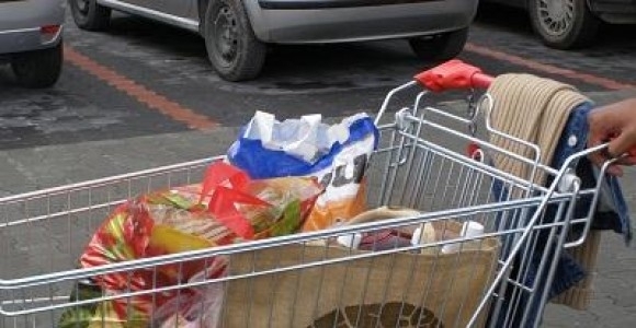 Възрастен мъж задигна хранителни продукти от магазин във Враца съобщиха