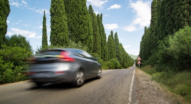 Дете на година и половина изпадна на пътното платно на